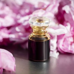 Natural fragrance oil distraction process of taif rose an alternative Natural Aromatherapy of fragrance flowers bring natural wellness of flower scent flows to your home